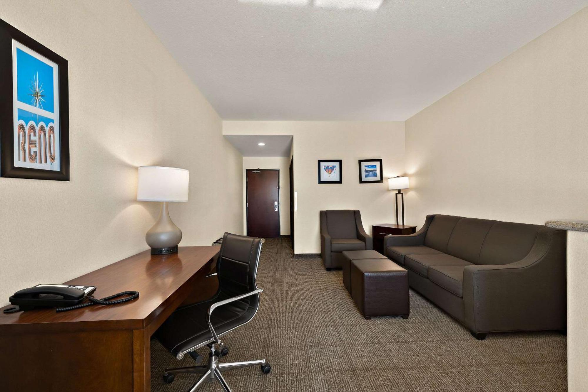 Comfort & Airport Convention Center 3*